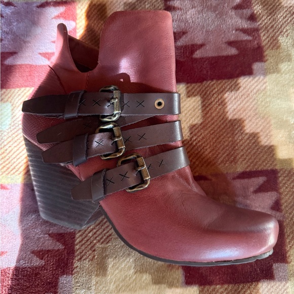 Beautiful OTBT Lasso Booties 8.5 in Red Oak - Picture 4 of 10